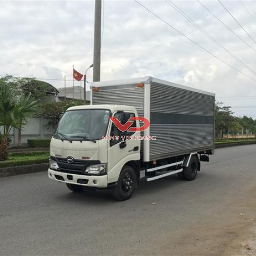 Xe tải Hino 2,35 tấn thùng kín dài 4,5m model XZU650