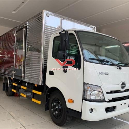 Xe tải Hino 4,2 tấn thùng kín dài 5,7m model XZU730